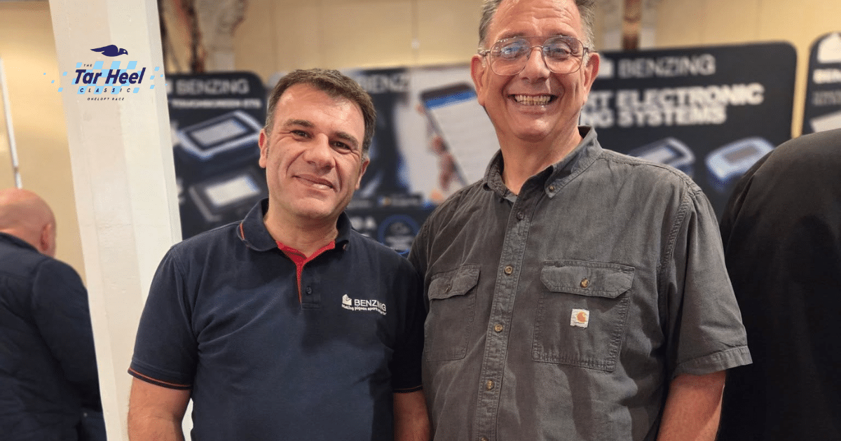 John Ward van de Tar Heel Classic samen met Thomas Zimmermann van Benzing voor het Benzing elektronische constateersysteem.